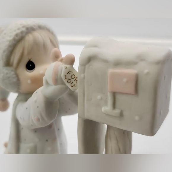 Vintage Precious Moments figurine “ I’m sending you a white Christmas “ - Picture 6 of 10